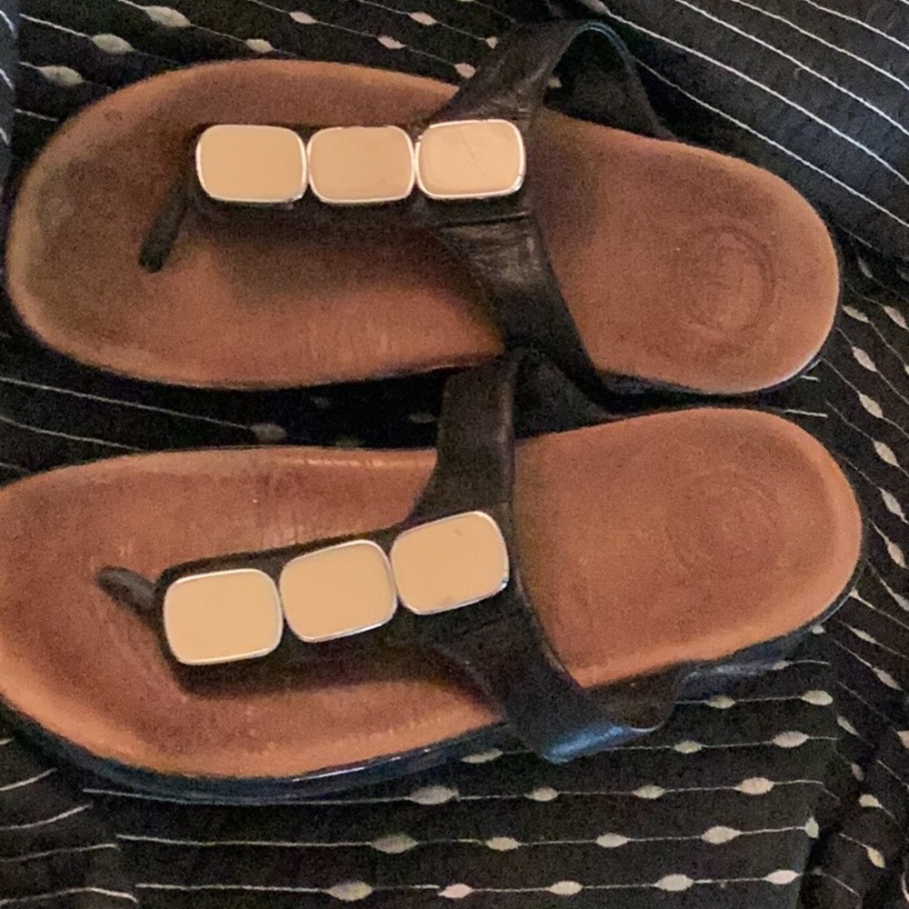 Limited edition fitflops in leather with stone framed in metal
